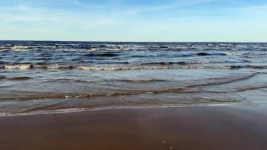 Baltık deniz plajı yaz dalgaları jurmala latvia