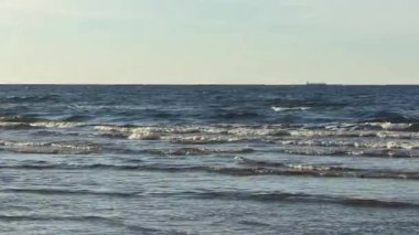 Baltık deniz plajı yaz dalgaları jurmala latvia