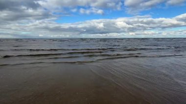 Baltık deniz plajı yaz dalgaları jurmala latvia