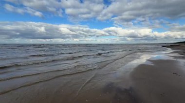 Baltık deniz plajı yaz dalgaları jurmala latvia