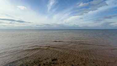 Baltık deniz plajı yaz dalgaları jurmala latvia
