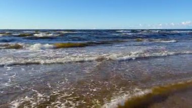 Baltık deniz plajı yaz dalgaları jurmala latvia