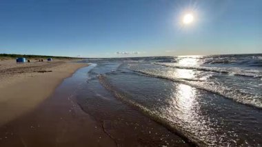 Baltık deniz plajı yaz dalgaları jurmala latvia