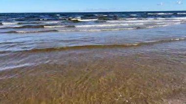 Baltık deniz plajı yaz dalgaları jurmala latvia