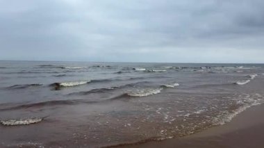 Baltık deniz plajı yaz dalgaları jurmala latvia