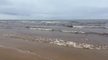 Baltık deniz plajı yaz dalgaları jurmala latvia