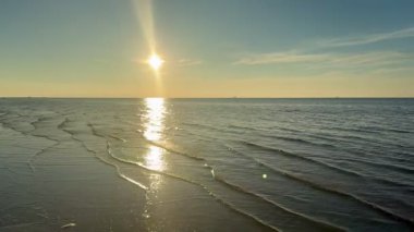 Baltık deniz plajı yaz dalgaları jurmala latvia