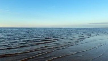 Baltık deniz plajı yaz dalgaları jurmala latvia