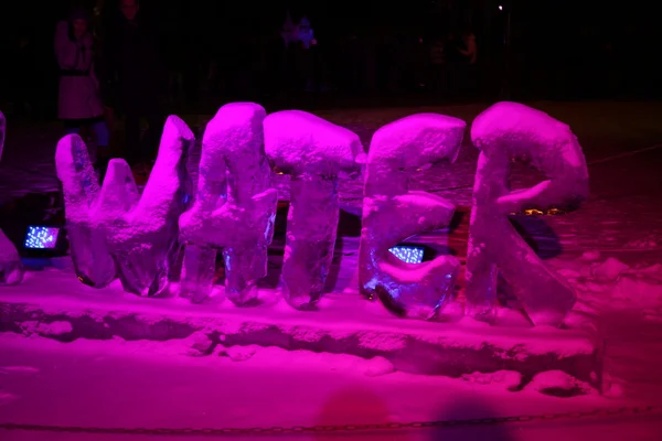 Escultura, gelo, inverno, congelado, frio, temperatura, neve, artes, curso, arquitetura, norte, luz, ao ar livre, geada, água, ideias, clima, conceitos, natural, geleira, ártico, polar, colorido, natal, estação, cena, cores, beleza ; — Fotografia de Stock