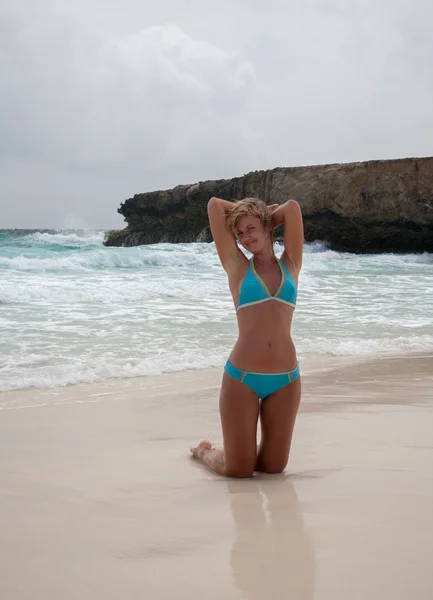 Bikini Mädchen Karibik Meer Strand — Stockfoto