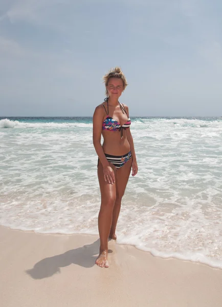 Bikini Girl Karibiska havet stranden — Stockfoto