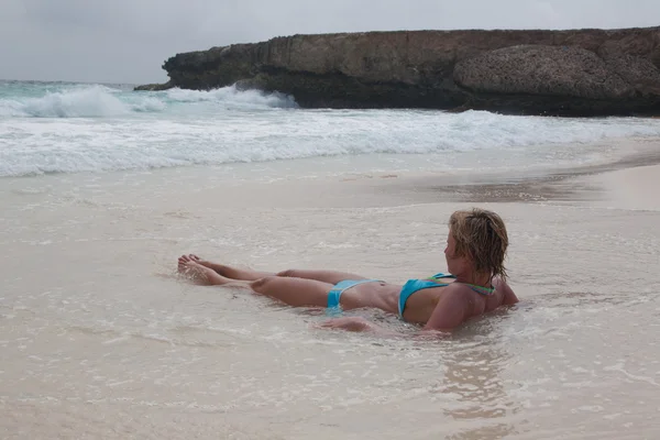 Bikini Mädchen Karibik Meer Strand — Stockfoto