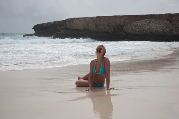 Bikini Mädchen Karibik Meer Strand — Stockfoto