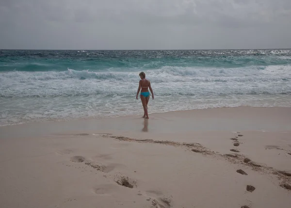 Bikini Girl Caribische zee strand — Stockfoto