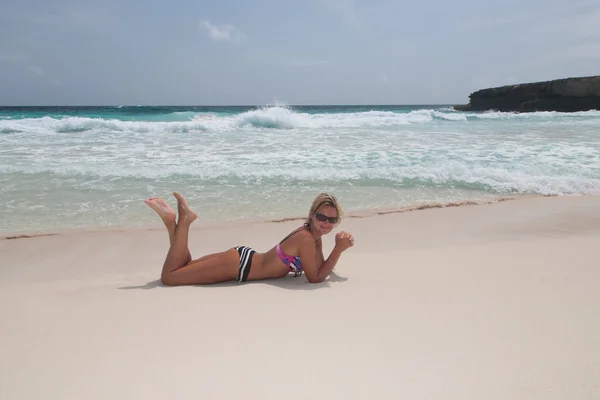 Bikini Mädchen Karibik Meer Strand — Stockfoto