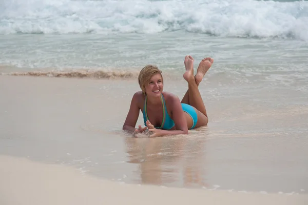 Bikini Girl Caribische zee strand — Stockfoto