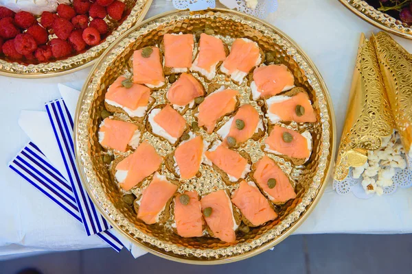 Ekmek, somon, peynir ve kapari ile nefis aperatif seçimi, yemek ve etkinlik promosyonları için ideal..