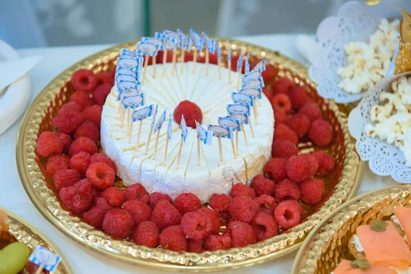 Ahududu aromalı nefis aperatif seçimi, altın tepside peynir, yemek servisi ve etkinlik promosyonları için ideal..