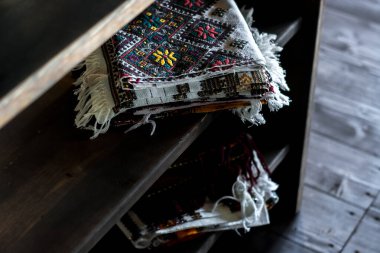 Katlanmış el dokuması halılar. Renkli geleneksel geometrik ve çiçekli desenler. Kırmızı, sarı, mavi ve siyah..