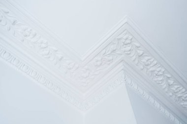 Baca göğsünün etrafındaki Gürcistan Cornice detayları