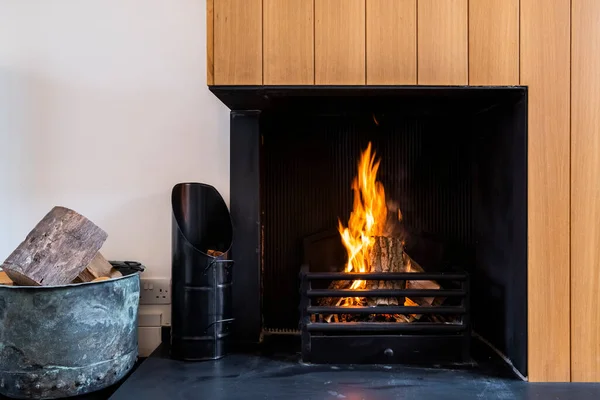 Moderner Moderner Eckkamin Mit Kamin — Stockfoto