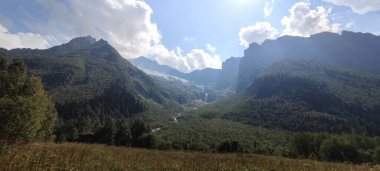 Yaz Dağları Vadisi Kanyonu Geniş Yaz Panoraması Kuzey Kafkasya manzarası, Dombai, Rusya.