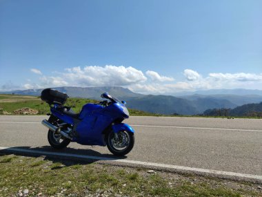 Kırsal kesimde bisiklet manzarası, güneş ışığında güzel, huzurlu dağ manzarası, motosiklet konseptiyle seyahat