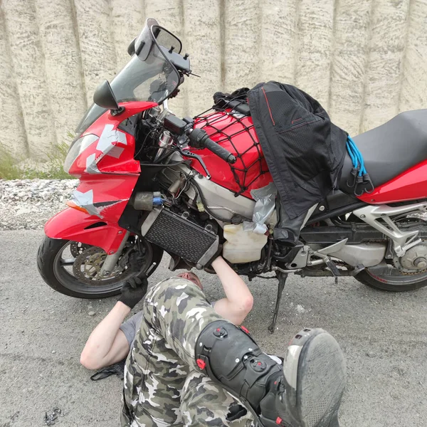 Hombre Viajero Reparando Moto Camino Acostado Sobre Asfalto — Foto de Stock