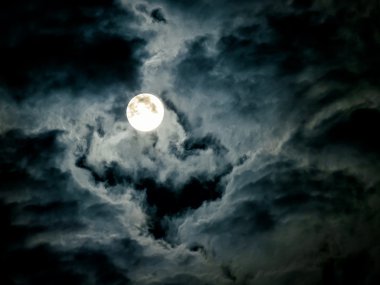 Gizemli gece gökyüzü moon ile