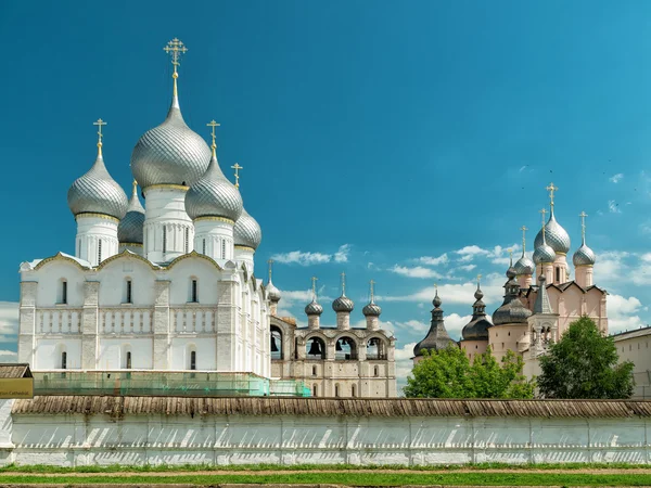 Oude orthodoxe kerken in het Kremlin van Rostov — Stockfoto