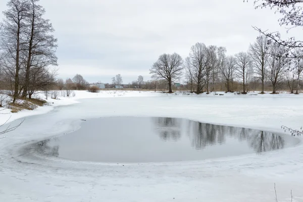 Un lago invernale — Foto Stock