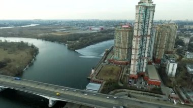 Havadan görünümü Moskova. Moskova Nehri üzerinde konut kompleksi Alye Parusa. Moscow, Rusya Federasyonu.