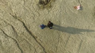 Quadcopter dikey olarak yukarı başlar ve yüksek hızlı uçar