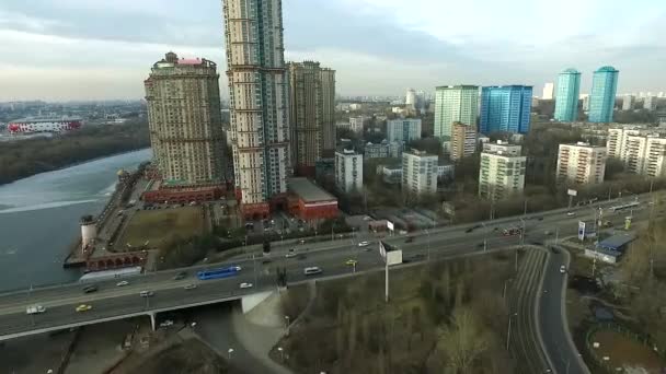 Vista aérea del distrito de Moscú Shcukino con complejo residencial Alye Parusa. Moscú, Rusia . — Vídeos de Stock