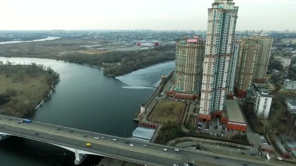 Vista aérea de Moscú. Complejo residencial Alye Parusa sobre el río Moskva. Moscú, Rusia . — Vídeos de Stock