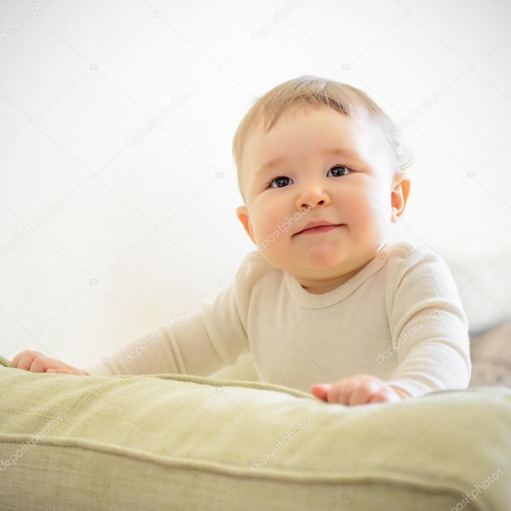 Bebe Fille Joue Sur Le Canape A La Maison Image Libre De Droit Par Scaliger C Bebe Fille Joue Sur Le Canape A La Maison Image Libre De Droit Par Scaliger C