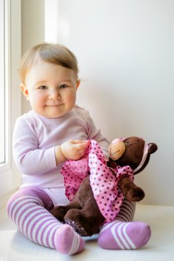 Kız mutlu bebek oyuncak ayı ile çalış