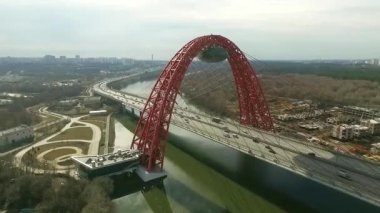 Moskova Nehri üzerinde modern Askılı Zhivopisny köprü havadan görünümü