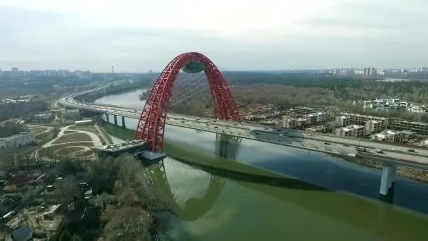 Вид с воздуха на современный кабельный мост "Живописный" через Москву — стоковое видео