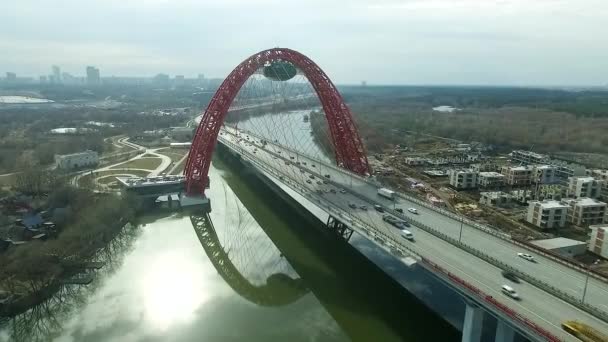 Vista aérea del moderno puente de Zhivopisny sobre el río Moskva — Vídeos de Stock