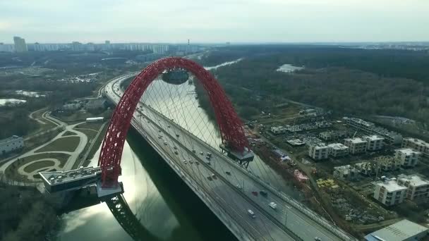 Вид с воздуха на современный кабельный мост "Живописный" через Москву — стоковое видео