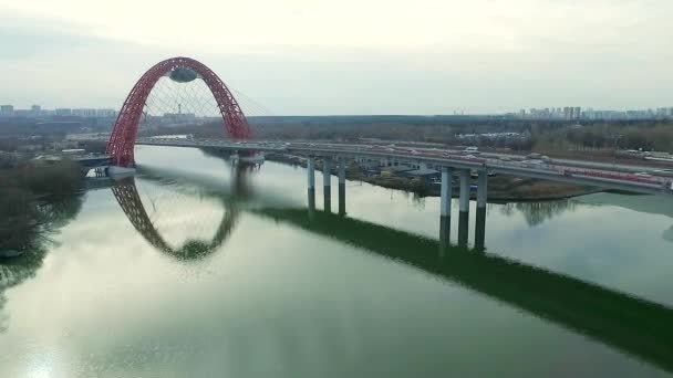 Vista aérea del moderno puente Zhivopisny — Vídeos de Stock