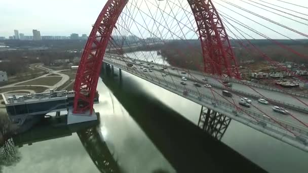A légi felvétel a modern Zhivopisny hídja — Stock videók