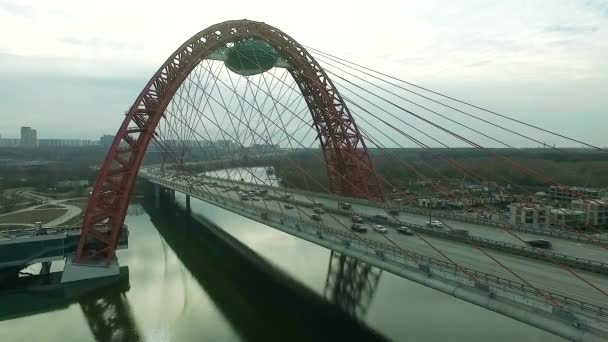 Vista aérea del moderno puente Zhivopisny — Vídeos de Stock