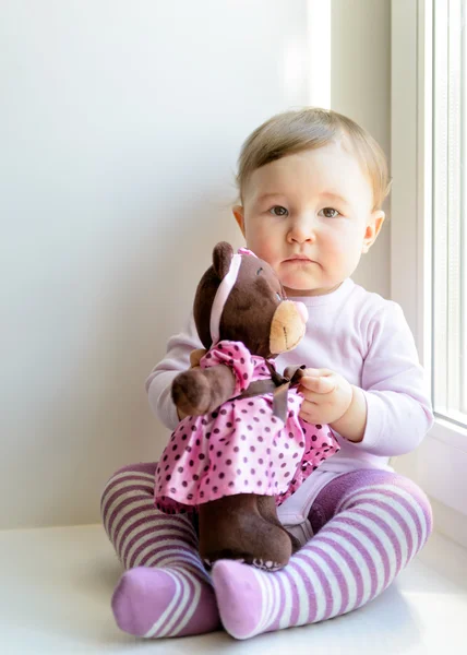 Smutne ładne dziecko dziewczynka z zabawkami Miś — Zdjęcie stockowe