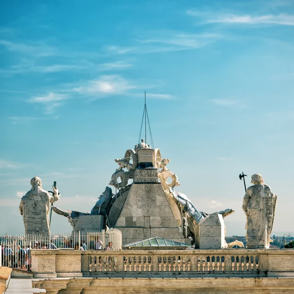 Saint Peter's basilica (San Pietro) Roma'da çatısı — Stok fotoğraf