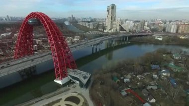 Moskova Nehri üzerinde modern Askılı Zhivopisny köprü hava görünümünü. Moscow, Rusya Federasyonu.