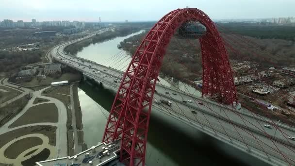 Moskova Nehri üzerinde modern Askılı Zhivopisny köprü hava görünümünü. Moscow, Rusya Federasyonu. — Stok video