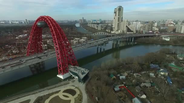 Moskova Nehri üzerinde modern Askılı Zhivopisny köprü hava görünümünü. Moscow, Rusya Federasyonu. — Stok video