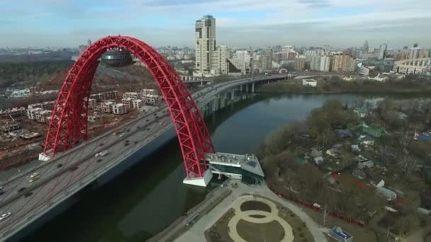 Vista aérea del moderno puente de Zhivopisny sobre el río Moskva. Moscú, Rusia . — Vídeos de Stock